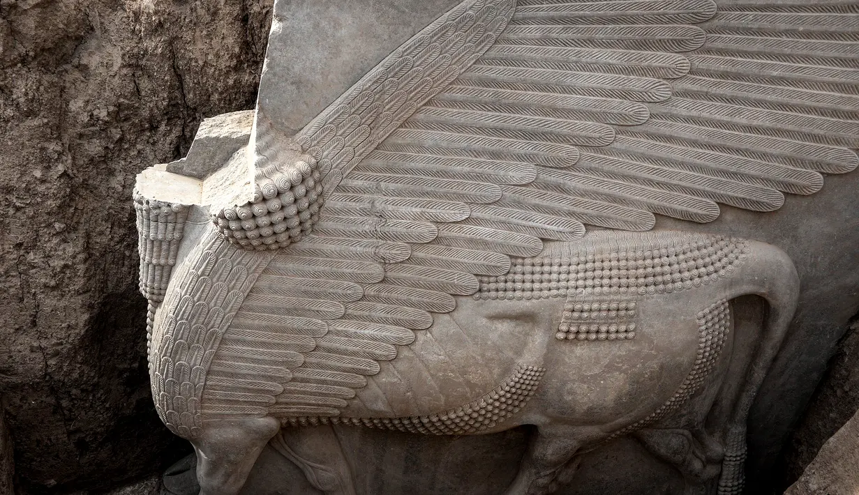 Foto pada 24 Oktober 2023 menunjukkan pemandangan patung pualam Dewa Lamassu yang baru saja digali, yang ditemukan dengan seluruh sayapnya yang masih utuh oleh misi arkeologi Prancis di situs arkeologi Khorsabad (juga dikenal dengan nama Dur-Sharrukin), di provinsi Niniwe, Irak bagian utara. (Zaid AL-OBEIDI / AFP)