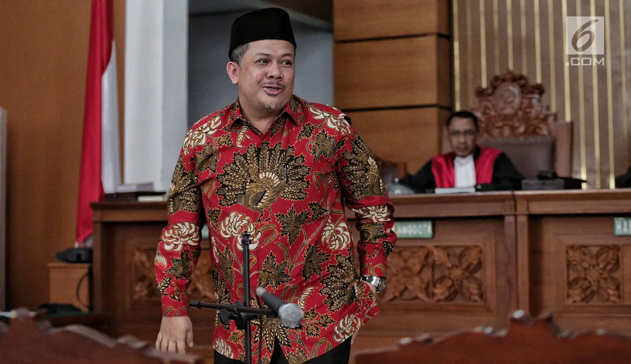 Ekspresi Wakil Ketua DPR Fahri Hamzah usai menjadi saksi sidang lanjutan kasus penyebaran berita bohong atau hoaks dengan terdakwa Ratna Sarumpaet di PN Jakarta Selatan, Selasa (7/5/2019). Selain Fahri Hamzah, sidang menghadirkan karyawan Ratna Sarumpaet dan ahli bahasa. (Liputan6.com/Faizal Fanani)