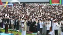 Sebagai informasi, pelaksanaan salat Idul Fitri di wilayah Kabupaten Bogor, Jawa Barat, berlangsung secara serentak. Tampak dalam foto, ribuan umat Muslim saat melaksanakan rangkaian salat Idulfitri 1447 Hijriah di Lapangan Utama Stadion Pakansari, Cibinong, Kabupaten Bogor, Jawa Barat, Sabtu (21/3/2026). (Kapanlagi.com/Budy Santoso)