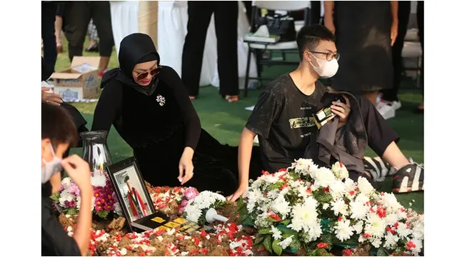Ikut Gotong Peti Jenazah, Ini 6 Momen Angelina Sondakh di Pemakaman Sang Ayah
