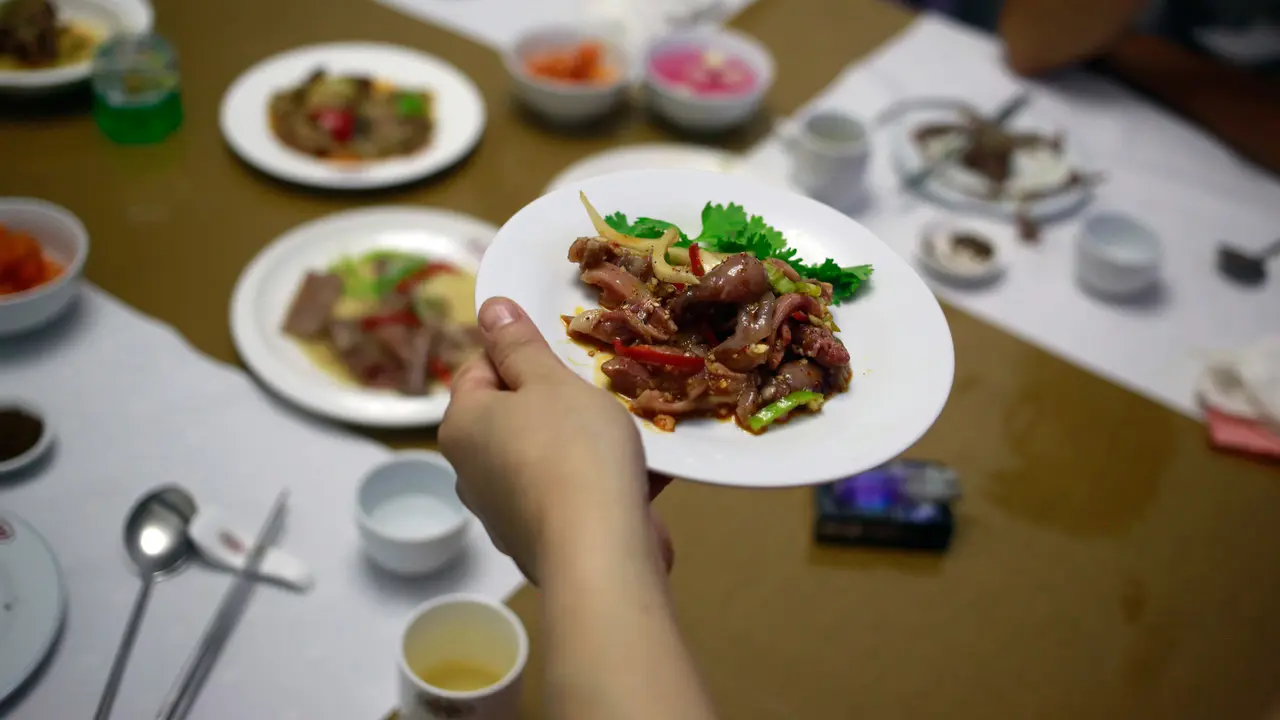 Makan Daging Anjing di Musim Panas