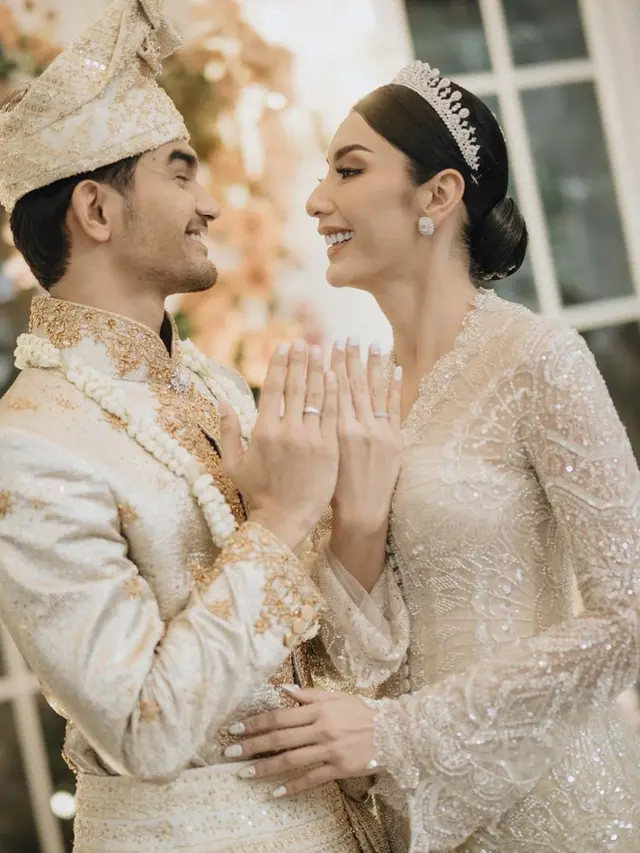 Gaya Elegan Tyas Mirasih di hari pernikahan