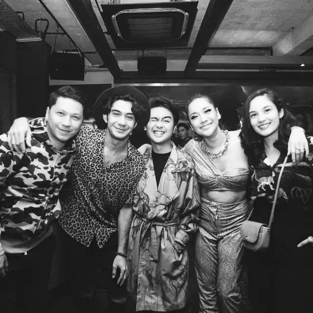 6 Momen Reza Rahadian Bersama Manajer, Kompak Bak Kakak Adik