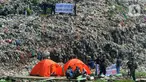 Relawan dari Perkumpulan Organisasi Info Depok melakukan aksi camping di Tempat Pembuangan Akhir (TPA) Cipayung, Depok, Rabu (31/5/2023). (merdeka.com/Arie Basuki)