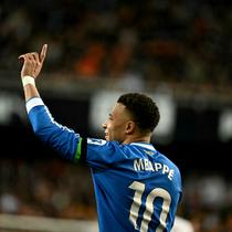 Penyerang Prancis, Kylian Mbappe memberi isyarat selama pertandingan sepak bola liga Spanyol antara Valencia CF dan Real Madrid CF di Stadion Mestalla di Valencia pada 8 Februari 2026. (JOSE JORDAN / AFP)