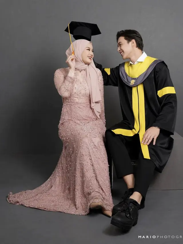 Penampilan Dinda Hauw saat Wisuda Rey Mbayang