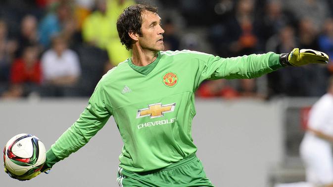 3. Raimond van der Gouw, kiper ini didatangkan MU dari Vitesse saat usianya 33 tahun pada musim 1996/1997. Penjaga gawang asal Belanda ini sempat membela Setan Merah sebanyak 51 kali selam enam musim. (AFP/Jonathan Nackstrand)