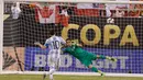 Penyerang Argentina, Lionel Messi tertunduk lesu usai gagal melakukan tendangan penalti pada Final Copa America 2016 di MetLife Stadium, AS, Senin (27/6). Chile menang atas Argentina lewat adu penalti dengan skor 4-2. (Adam Hunger-USA TODAY Sports)
