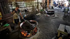 Pekerja menyelesaikan pembuatan dodol betawi di kawasan Cilenggang, Serpong, Kota Tangerang Selatan, Senin (27/5/2019). Hampir sepekan menjelang Lebaran, permintaan dodol Betawi yang dijual Rp48 ribu per kilogram itu mengalami peningkatan hingga 300 persen dari hari biasa. (merdeka.com/Arie Basuki)
