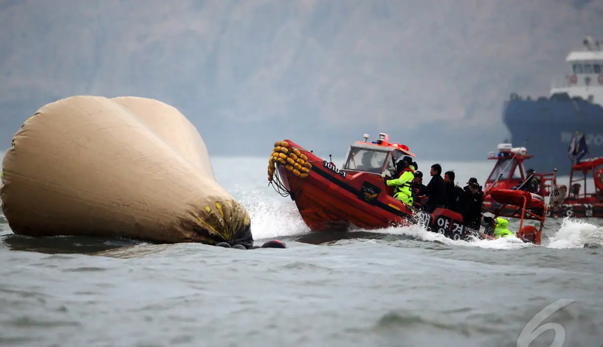 Tim penyelamat sedang melakukan pencarian di sekitar tempat kapal feri Sewol tenggelam, Minggu (27/04/2014) (Reuters/ Kim Kyung-Hoon).
