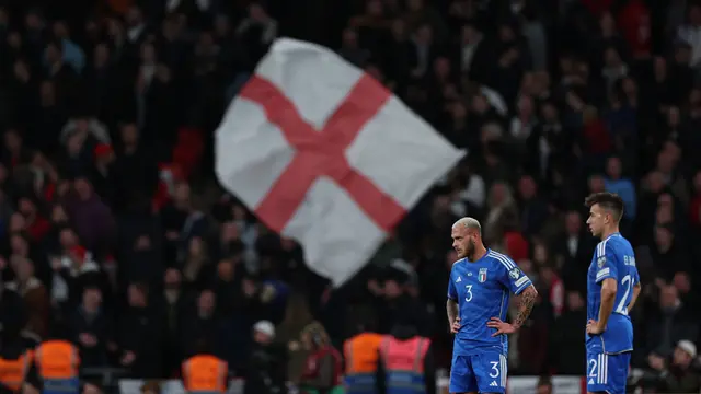 Foto: Ketika Lord Maguire Kunci Pergerakan Domenico Berardi saat Timnas Inggris Kalahkan Italia