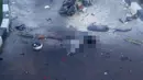 Seorang pria tergeletak di dekat sepeda motor dengan ceceran darah menyusul ledakan bom di halaman Polresta Surakarta, Solo, Jawa Tengah, Selasa (5/7). Bom diledakkan seorang pengendara motor yang berusaha menerobos masuk ke halaman Polresta. (Istimewa)