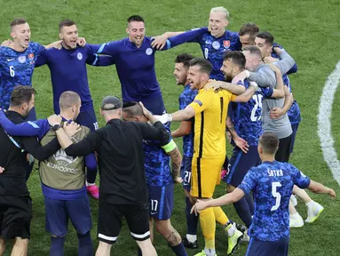 Timnas Slovakia berhasil membuat kejutan dengan menekuk Timnas Polandia 2-1 pada laga Grup E Euro 2020, di Saint Petersburg Stadium, Senin (14/6/2021). (Anton Vaganov/Pool via AP)