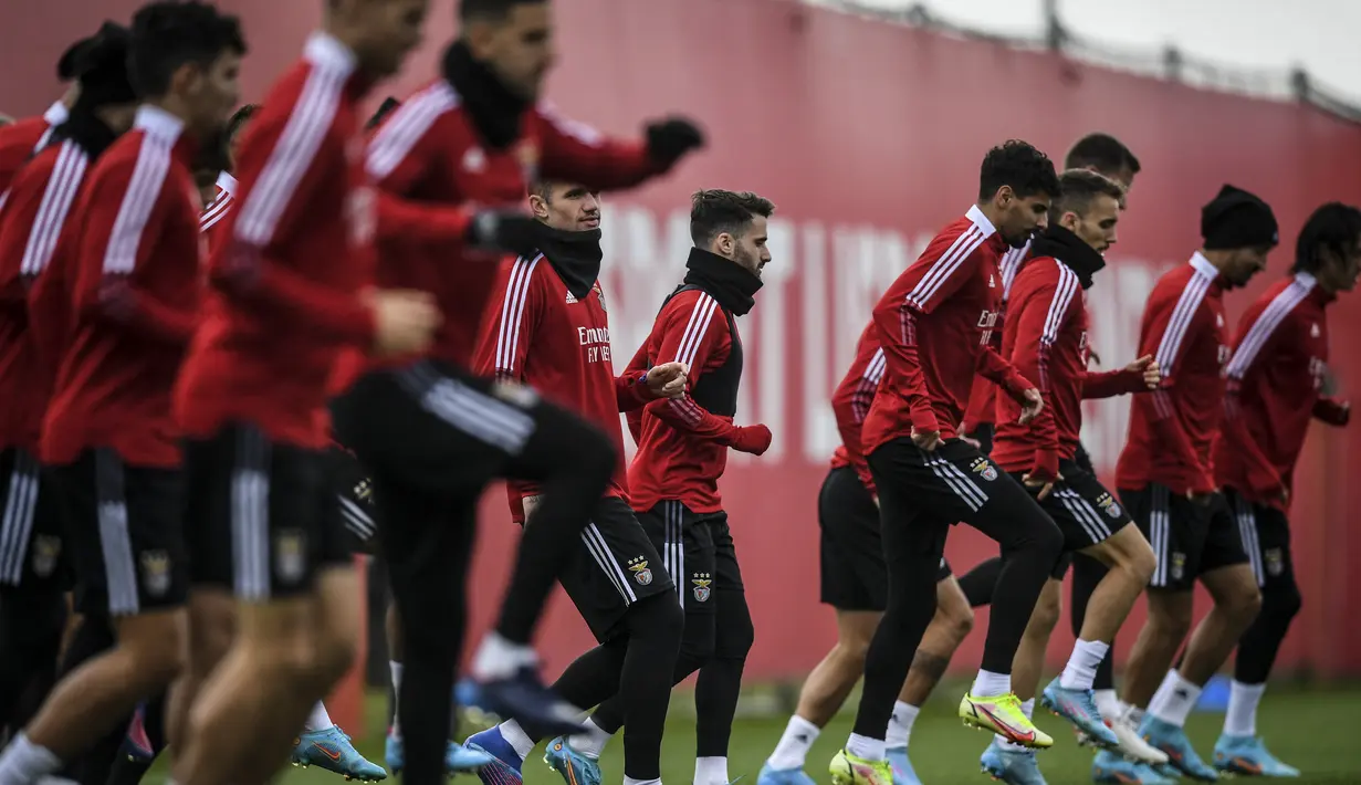 Para pemain Benfica melakukan pemanasan selama sesi latihan di tempat latihan Kampus Benfica di Seixal dekat Lisbon (14/3/2022). Pada leg pertama Benfica dan Ajax tampil sama kuat sehingga berakhir dengan skor 2-2. (AFP/Patricia De Melo Moreira)