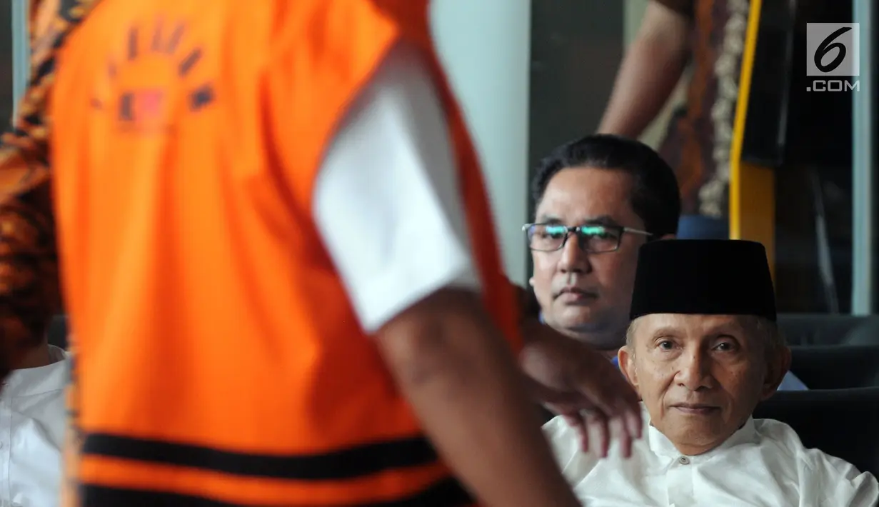 Ketua Dewan Kehormatan Partai Amanat Nasional (PAN) Amien Rais mendatangi Gedung KPK, Jakarta, Senin (29/10). Maksud kedatangan Amien untuk mempertanyakan sejumlah kasus korupsi yang diduga lamban dalam penanganannya. (Merdeka.com/Dwi Narwoko)