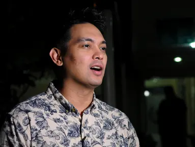 Vokalis Ada Band, Donnie Sibarani saat berbincang dengan Liputan6.com di RS Bersalin Asih Jakarta, Selasa (21/4/2015). Donnie baru saja dikaruniai seorang putra pada 18 April lalu yang diberi nama Kent Leopold Sibarani. (Liputan6.com/Faisal R Syam)