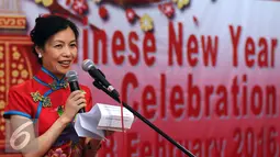 Madame Xie Feng memberikan sambutan pada pesta perayaan Tahun Baru Imlek 2567 di Jakarta, Kamis (18/2/2016). Pesta perayaan dihadiri 200 anggota Womens Internasional Club serta staff perempuan di kedutaan. (Liputan6.com/Helmi Fithriansyah)