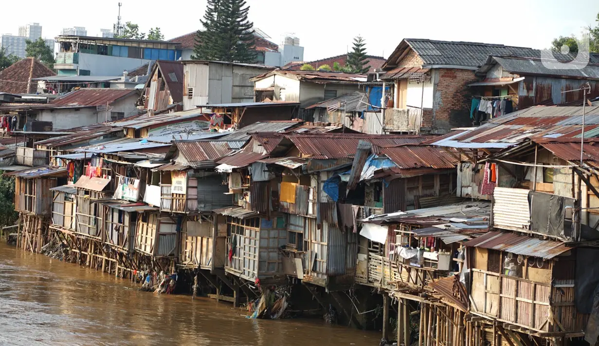 Deretan permukiman penduduk semi permanen di bantaran Sungai Ciliwung, Jakarta, Senin (5/10/2020). Pemprov DKI mencatat kenaikan angka kemiskinan Jakarta sebesar 1,11 persen menjadi 4,53 persen pada bulan September 2020 karena terdampak pandemi COVID-19. (Liputan6.com/Immanuel Antonius)