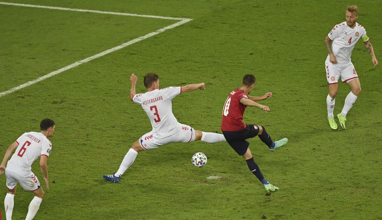 Pada menit ke-49, Republik Ceska memperkecil ketertinggalan berkat umpan matang Vladimir Coufal dari sisi kanan yang mampu disambar oleh tendangan Patrik Schick yang menorehkan gol ke-5 di turnamen ini. (Foto: AP/Pool/Dan Mullan)