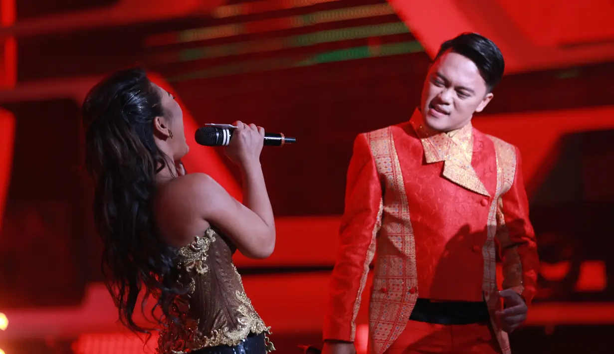 "Menurut saya, Weni adalah penyanyi yang cerdas. Karena jujur di belakang panggung, saya sempat panik karena konsep mendadak ganti dan Weni sempat putus asa," ujar Danang. (Adrian Putra/Bintang.com)