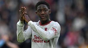 Sebagai salah satu klub yang memiliki akademi pemain muda terbaik di Eropa, Manchester United telah banyak mengorbitkan para alumnus akademinya untuk bermain di tim senior. Seperti pada musim 2023/2024, tercatat ada beberapa pemain hasil didikan akademi Setan Merah yang menghuni skuad MU musim ini untuk bermain di Premier League. Lima di antaranya telah mencetak gol di Premier League musim ini. Siapa saja? Ini dia daftar kelimanya. (AFP/Ben Stansall)