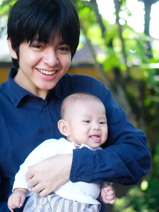 6 Potret Manis Angga Yunanda Momong Keponakan, Sama-sama Bikin Gemas