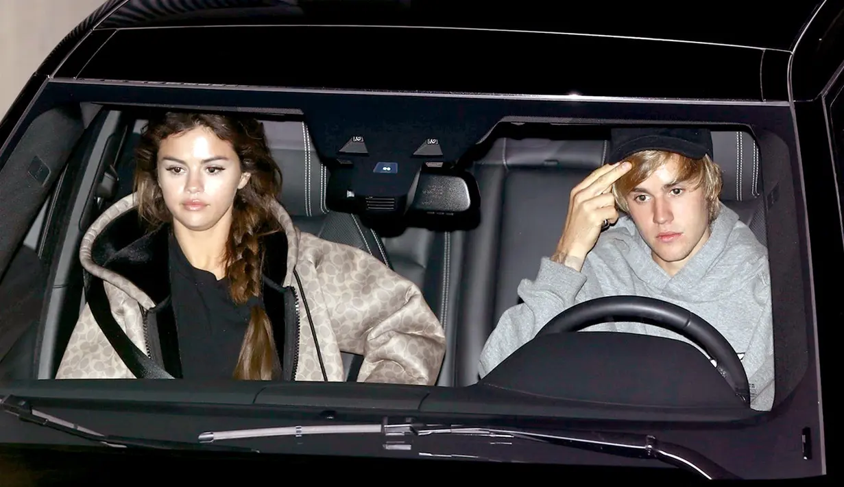 "Justin selalu memikirkan Selena. Ia mencoba untuk melupakannya sebentar dengan bermain dengan teman-temannya," ujar seorang sumber. (Backgrid/HollywoodLife)