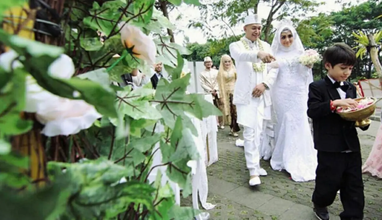 Setelah resmi menjadi istri, eks personel Mahadewi itu tidak akan lagi memfokuskan soal kariernya. Keduanya juga tidak menargetkan secara khusus terkait momongan. (Instagram/creativenature_photography)