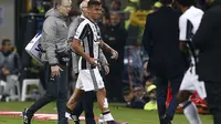 Paulo Dybala ditarik keluar saat Juventus melawat ke kandang AC Milan, Minggu (23/10/2016). Milan menang 1-0. (MARCO BERTORELLO / AFP)