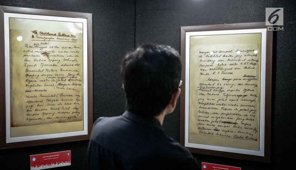 Pengunjung melihat naskah di pameran lahirnya Pancasila di Museum Nasional, Jakarta, Jumat (2/6). Pameran digelar dari 2 hingga 15 Juni 2017, sebagai rangkaian kegiatan hari kelahiran Pancasila yang jatuh pada tanggal 1 Juni. (Liputan6.com/Faizal Fanani)