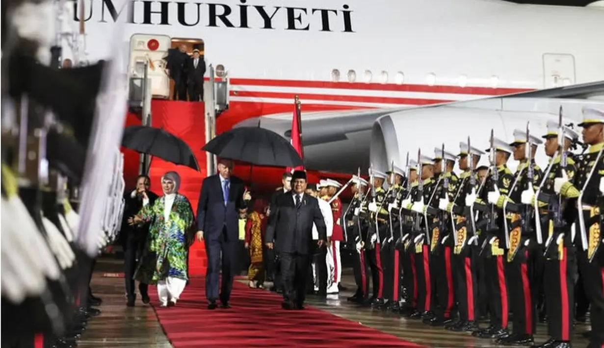 Sampai di Indonesia pada 11 Februari 2025, Presiden Turki dan istrinya langsung disambut oleh Presiden Indonesia, Prabowo yang mengenakan setelan jas hitam. [@prabowo]