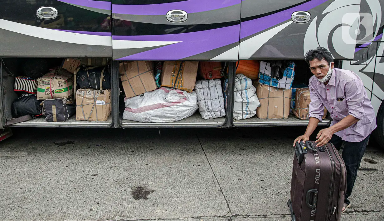 <p>Penumpang memasukkan barang bawaan ke bagasi bus AKAP di Terminal Bayangan Lebak Bulus, Jakarta, Kamis (21/4/2022). Sebagian pemudik memilih pulang kampung lebih awal untuk menghindari puncak arus mudik Lebaran. (Liputan.com/Faizal Fanani)</p>