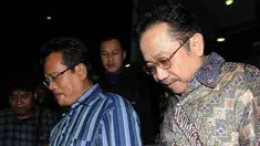 Mantan Sekjen Energi dan Sumber Daya Mineral (ESDM), Waryono Karno (kanan) kembali mendatangi KPK, (25/6/14). (Liputan6.com/Faisal R Syam)