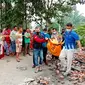 Warga mengevakuasi jasad ibu dan anak tewas dalam kebakaran di Kabupaten Siak. (Liputan6.com/M Syukur)