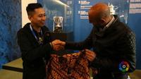Bek legendaris Deportivo La Coruna, Manuel Pablo (kanan), menerima batik dari peserta #LaLigaSantanderExperience, Valentinus Fun, di megastore Stadion Riazor, Minggu (12/3/2017). (dok. LaLiga.es)