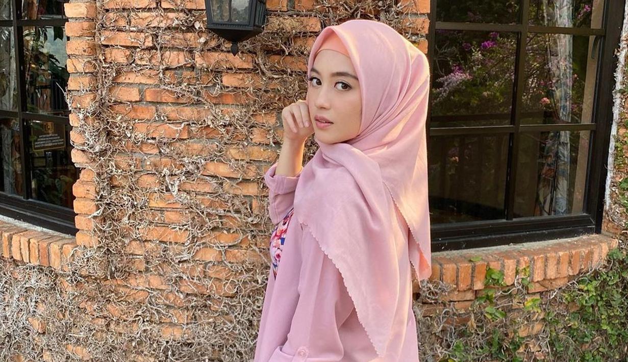 Melalui akun Instagram pribadinya, Nabilah Ayu terbilang aktif mengunggah berbagai foto gaya OOTD. Penampilan mantan member JKT48 ini pun disebut semakin memesona usai memutuskan untuk berhijab. (Liputan6.com/IG/@nblh.ayu)