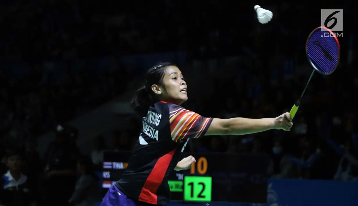 Pebulu tangkis tunggal putri Indonesia, Gregoria Mariska Tunjung berusaha mengembalikan kok ke arah Ratchanok Intanon (Thailand) di babak 16 besar Indonesia Open 2019 di Istora Senayan, Jakarta, Kamis (18/7/2019). Gregoria kalah 21-13, 19-21, 15-21. (Liputan6.com/Helmi Fithriansyah)
