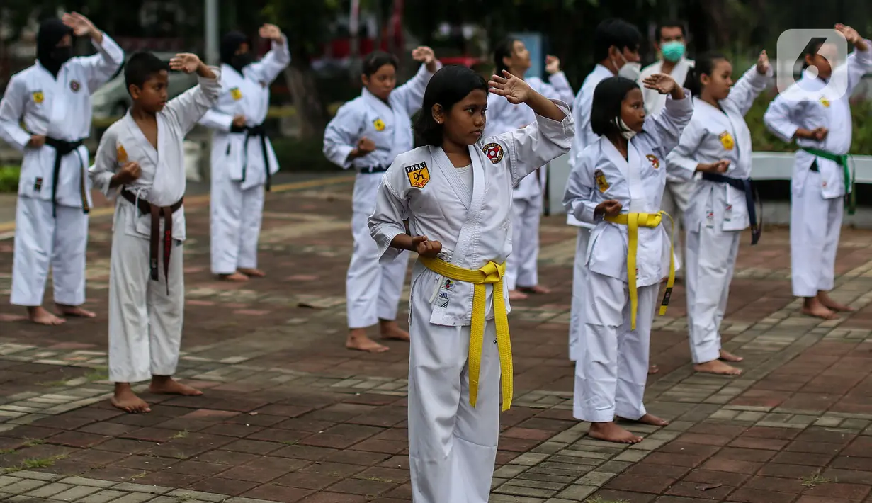 Anak-anak berolahraga saat Pemberlakuan pembatasan kegiatan masyarakat (PPKM) level 3, Jakarta, Sabtu (21/8/2021). Wagub DKI Jakarta Ahmad Riza Patria mengungkapkan, Jakarta sudah keluar dari zona merah setelah satu setengah bulan angka COVID-19 tinggi.  (Liputan6.com/Johan Tallo)