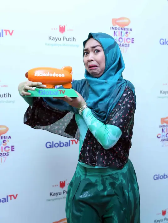 "Sama sekali nggak karena ada Tatan juga ya, dia lucu banget. Eh ternyata Ricis, hahaha seneng banget. Ini piala yang kedua, yang dulu sosmed juga," ungkap Ria Ricis, di kawasan TMII, Jakarta Timur, Rabu (17/5/2017). (Nurwahyunan/Bintang.com)