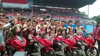 Marc Marquez berfoto bersama 16 pebalap muda Indonesia yang masuk dalam Astra Honda Racing School (HRS) di Sirkuit Sentul, Bogor, Jawa Barat, Selasa (25/10/2016). (Bola.com/Muhammad Wirawan Kusuma)
