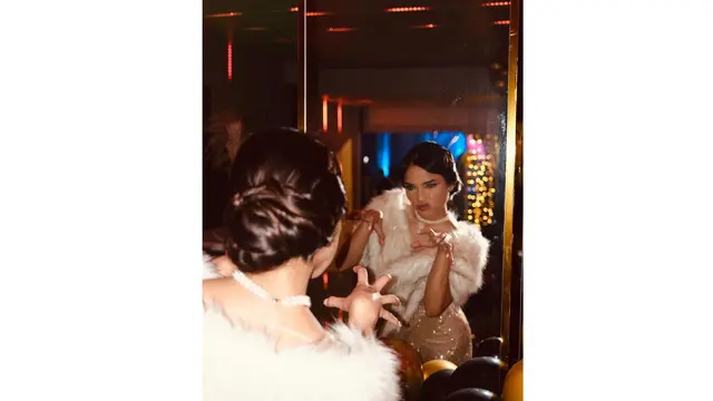 Gaya Menawan Fuji Kenakan Outfit Retro yang Glamor