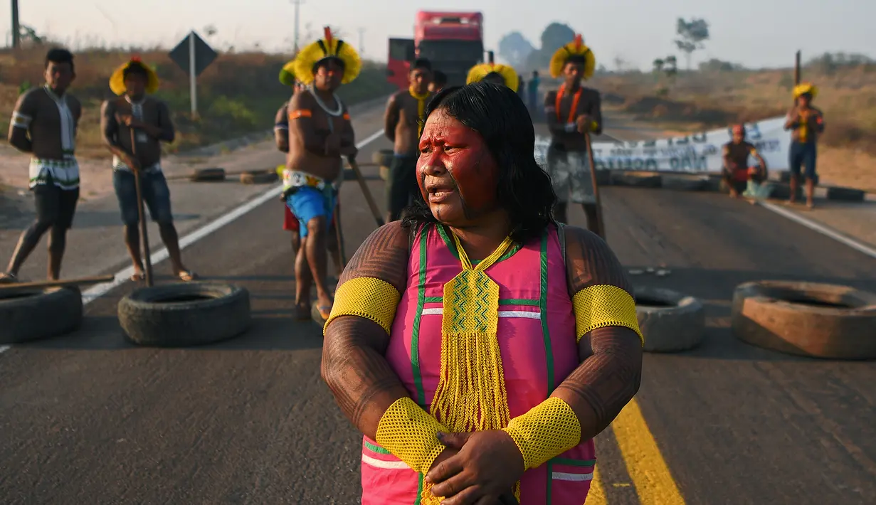 Masyarakat suku Kayapo saat memblokir jalan raya utama Trans-Amazonian dengan melakukan barikade menggunakan ban bekas di Novo Progresso di Negara Bagian Para, Brasil (17/8/2020). (AFP Photo/Carl De  Souza)