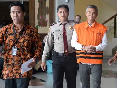 Komisioner KPU Wahyu Setiawan (rompi tahanan) berjalan keluar seusai menjalani pemeriksaan di gedung KPK, Jakarta, Rabu (15/1/2020). Wahyu Setiawan diperiksa perdana setelah ditetapkan sebagai tersangka terkait dugaan penerimaan suap penetapan anggota DPR terplih 2019-2020. (merdeka.com/Dwi Narwoko)