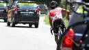 Pebalap Tim Nasional Indonesia saat melakukan Feeding atau suplai logistik pada etape ke-5 Tour de Singkarak dengan start dari Pantai Carocok-Painan menuju pantai Gondoriah-Pariaman, Sumatera Barart. (Bola.com/Nicklas Hanoatubun)