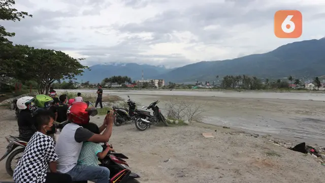 warga menyaksikan buaya
