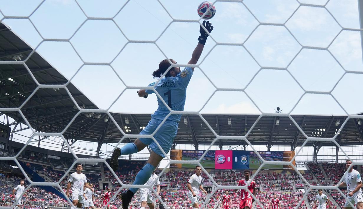 Tracey sendiri merupakan pemain bersetatus semi profesional yang bekerja di gudang farmasi hewan. (AP Photo/Jeff Dean)