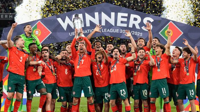 Foto: Cristiano Ronaldo Bawa Portugal Juara UEFA Nations League