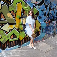 Belakangan, Carissa Puteri memang jarang muncul di industri hiburan dan sepertinya asik menikmati perannya menjadi ibu. Meski begitu, gayanya masih seperti anak muda, terlebih ia hobi banget pakai kacamata hitam. (Instagram/carissa_puteri)