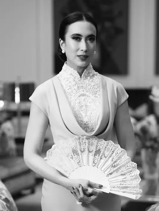 Di foto terakhir, Menpar Widi Wardhana tampil bak konglomerat Tiongkok dengan dress kerah tinggi. Bahan brukat jadi aksen pada keseluruhan dress yang polos [@widi.wardhana]