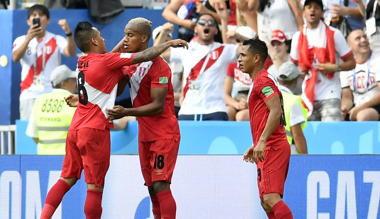 Para pemain Peru merayakan gol yang dicetak Andre Carillo ke gawang Australia pada laga grup C Piala Dunia di Stadion Fisht, Sochi, Selasa (26/6/2018). Peru menang 2-0 atas Australia. (AP/Martin Meissner)